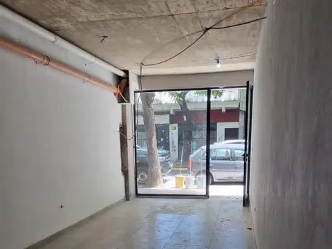 LOCAL frente vidriado, próximo a entregarse enero 2026. En el km 0 de la ciudad. Alsina 2128