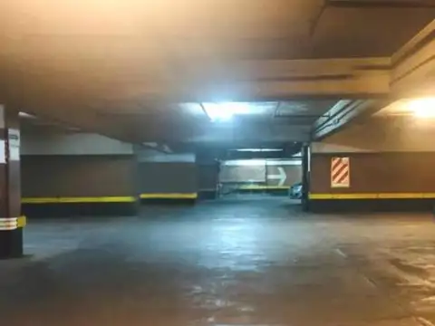 CORRIENTES AL 800  VENTA COCHERA CUBIERTA MICROCENTRO