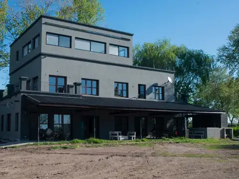 Casa 8 ambientes con 6 baños