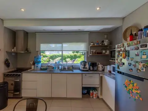 VENTA CASA 4 AMBIENTES BARRIO CON PORTON