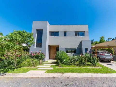 VENTA CASA 4 AMBIENTES BARRIO CON PORTON