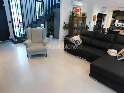 Casa 7 ambientes con 3 baños