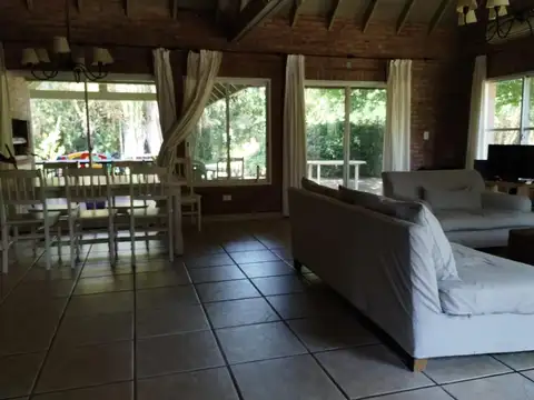 Casa en Venta con 3 cocheras