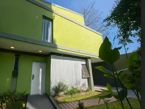 Casa en Venta con 2 cocheras