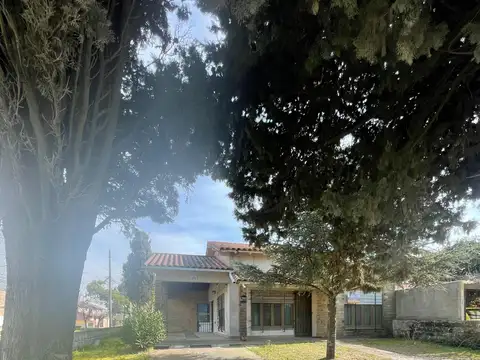 Chalet de diseño tradicional con detalles e categoria de epoca, solo en lote sobre esquina! 4 nº 6093, Mar del Tuyú (140187)