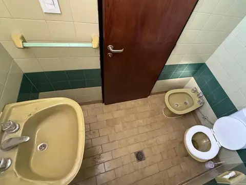 Oficina en alquiler frente la plaza 25 de mayo