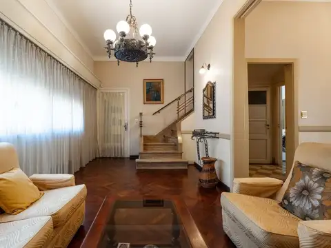 Casa 8 ambientes en Venta Floresta con cochera