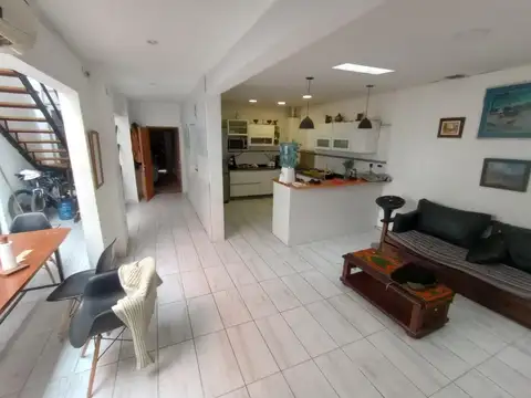 Casa de 4 ambientes y consultorio u oficina en venta en Lomas oeste, cochera y terraza con parrilla