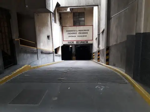 Venta de cochera en Flores