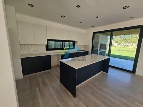 Casa 5 ambientes con 3 baños