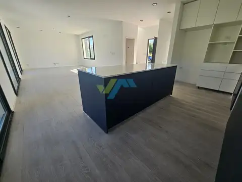 Casa en Venta con 4 cocheras