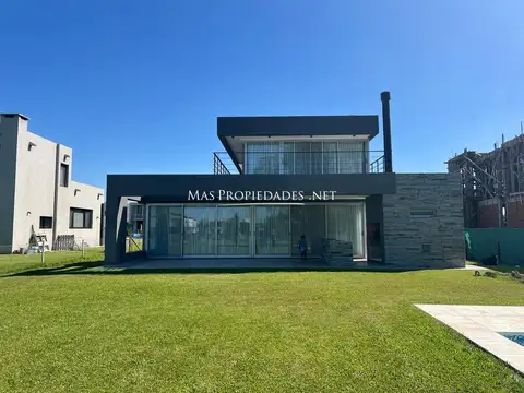 Casa 5 ambientes con 4 baños