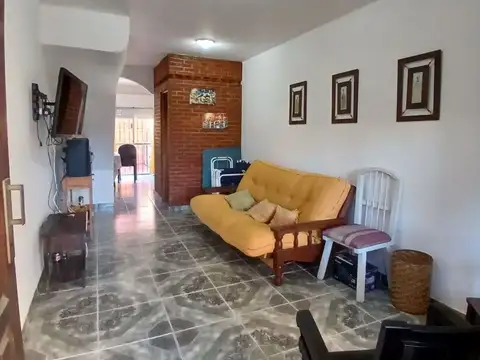 Casa 4 ambientes con 2 baños