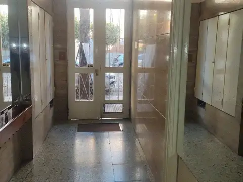 EXCELENTE 2 AMBIENTES EN FLORES   TIPO CASA 2 PISO X ESCALERA