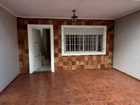 ALQUILER: TRIPLEX DE 3 AMBIENTES CON ENTRADA DE AUTO - LOMA HERMOSA