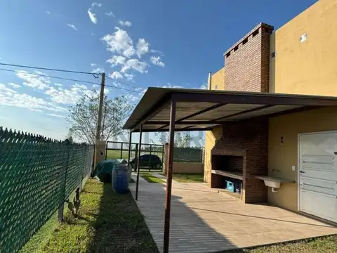 Casa 4 ambientes con 2 baños