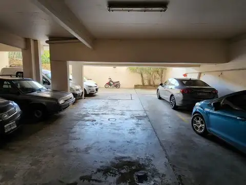 SÓLIDA Y CÓMODA COCHERA CUBIERTA EN VENTA A METROS DE AV. MAIPÚ. OLIVOS