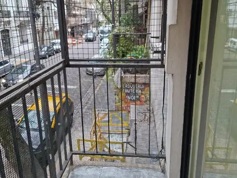 V Aguilar 2400, Piso 1