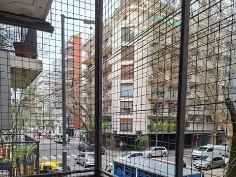 2 amb al frente con balcón. Reciclado. Lavadero indep. A mts de Av. Cabildo. Apto prof.