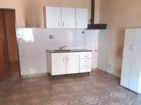 Casa de dos plantas sobre avenida