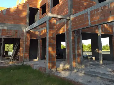 Casa 7 ambientes con 2 baños