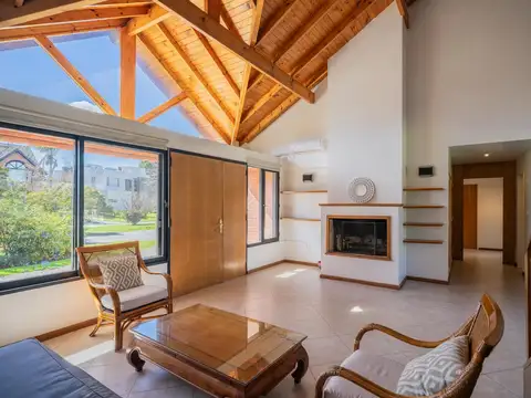 Casa 5 ambientes con 4 baños