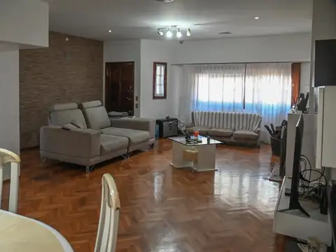 Casa de 5 ambientes en Villa Sarmiento