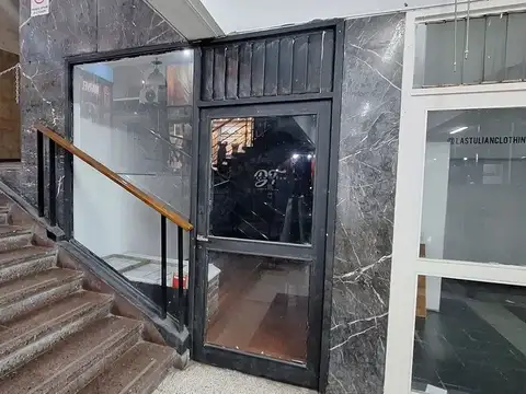 VENTA LOCAL COMERCIAL EN GALERIA EDEN MORON CENTRO