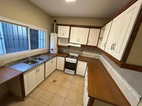 Casa 7 ambientes con 2 baños