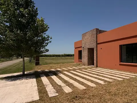 Casa a estrenar, en el corazón de La Federala, donde el verde y la tranquilidad son protagonistas