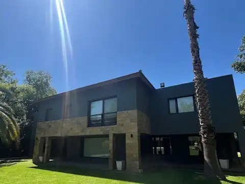 Casa 7 ambientes con 5 baños