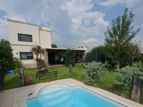 Del Cauce Al 600 - Venta Casa 3 dormitorios, cochera, parque y pileta. Acequias del Aire - ROLDAN