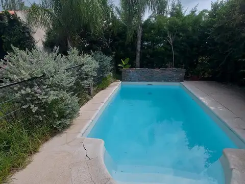 Del Cauce Al 600 - Venta Casa 3 dormitorios, cochera, parque y pileta. Acequias del Aire - ROLDAN