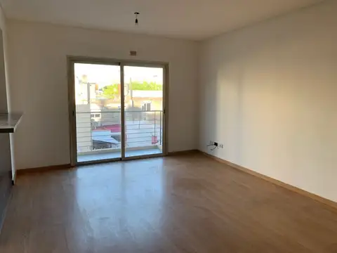HERMOSO SEMIPISO EN ALQUILER 2 AMBIENTES CON COCHERA FIJA - CABALLITO