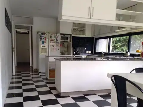 Venta de importante casa en Santa Barbara con 5 dormitorios y Piscina. 0