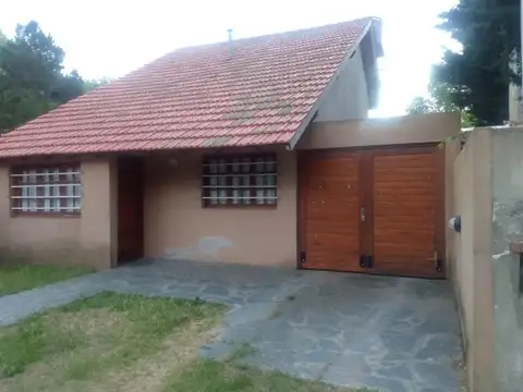 Casa en venta - 4 dormitorios 2 baños - patio y quincho - 315mts2 - Santa Teresita