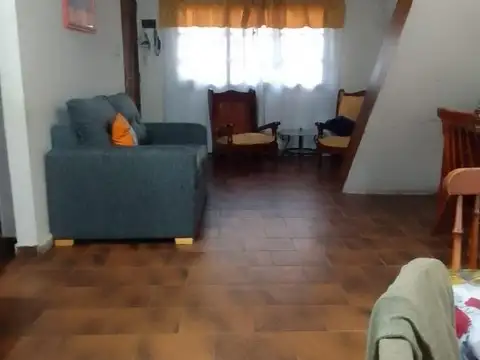 Casa 6 ambientes con 2 baños