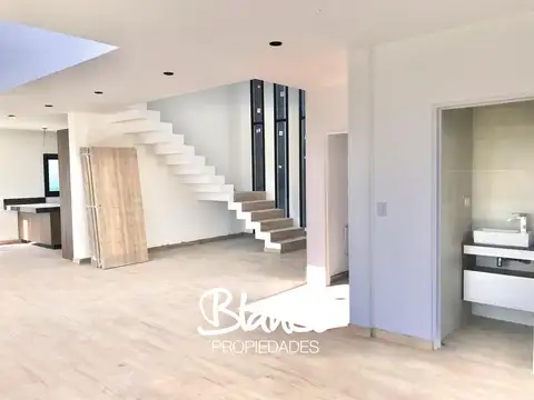 Casa 4 ambientes con 3 baños
