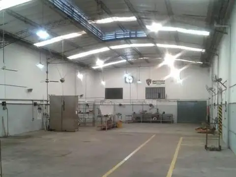 AMPLIO GALPON EN VENTA CON OFICINAS