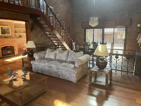 Venta Casa en Martínez con Pileta, Quincho, 7 Ambientes, 3 Baños APTO CRÉDITO