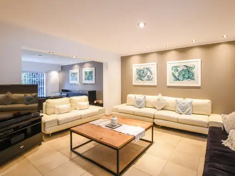 Casa en Venta con 3 cocheras