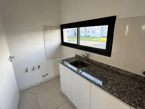VENTA CASA 4 AMBIENTES - BARRIO SANTO TOMAS