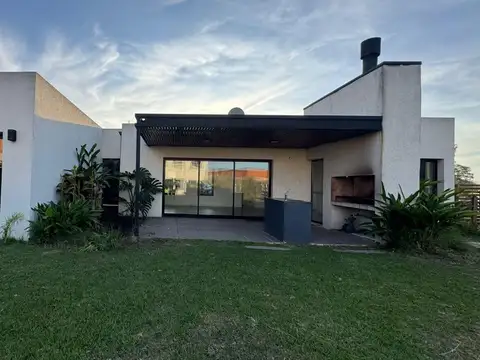 VENTA CASA 4 AMBIENTES - BARRIO SANTO TOMAS