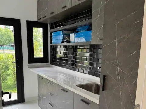 Caamaño al 1100, Lagoon Pilar