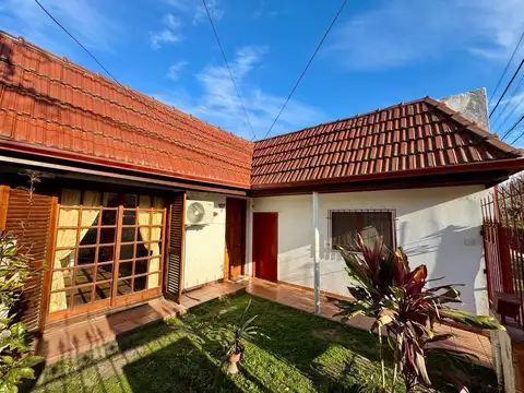 Casa 6 ambientes con 2 baños