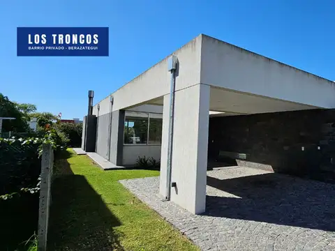 Casa 4 ambientes Venta Los Troncos