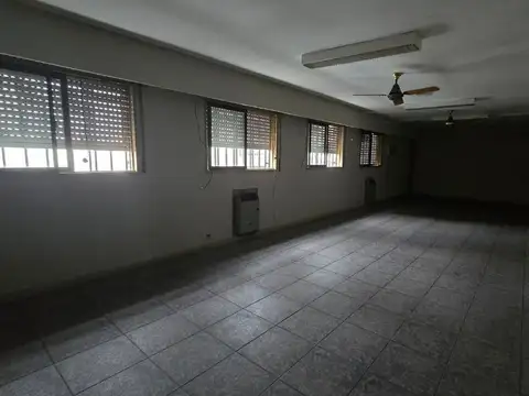 Casa 8 ambientes con 2 baños