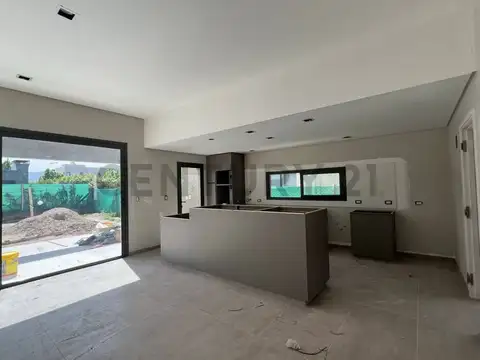 Casa 4 ambientes con 2 baños