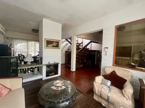 Casa 8 ambientes con 2 baños