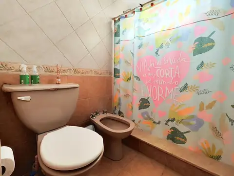 Casa 5 ambientes con 2 baños